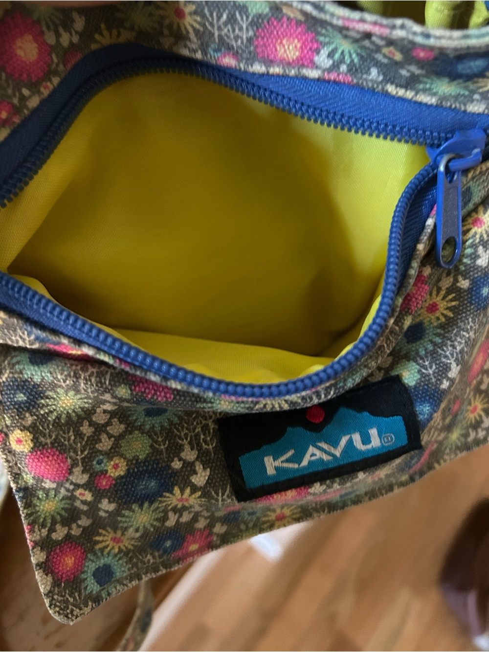KAVU Women’s Floral Crossbody Bag in Multi Floral - Picture 4 of 9